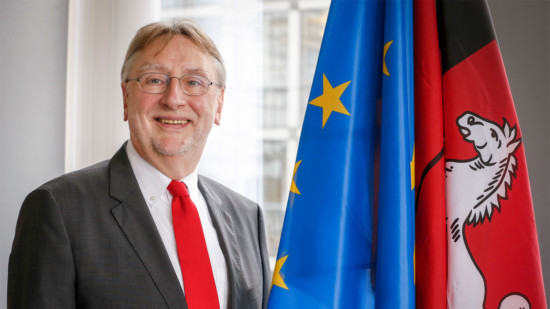 Bernd Lange mit Europa- und Niedersachsenfahne