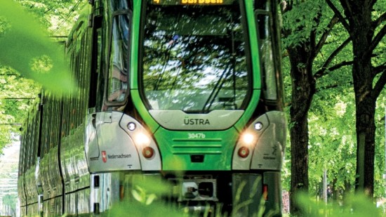 Fotomotiv mit Straßenbahn zur Kampagne des SPD-Unterbezirks Region Hannover zum 365-Euro-Ticket.